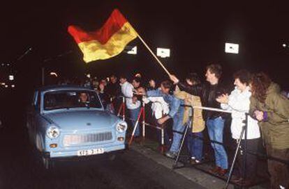 Un coche Trabant cruza la frontera la noche del 9 de noviembre de 1989