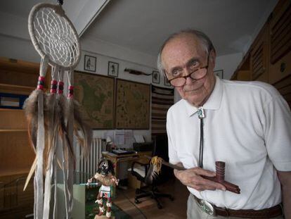 Edward Frangler, escritor antrop&oacute;logo especializado en la etnohistoria de las culturas ind&iacute;genas del Suroeste de los Estados Unidos en su casa de Barcelona