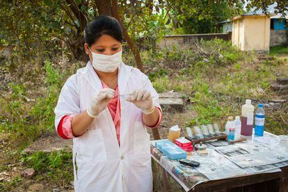 Puesto para toma de muestras de esputo que permiten detectar tuberculosis, en el hospital rural de Sapchhari.