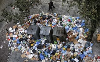 Acumulaci&oacute;n de basura en el centro de Madrid durante la huelga de noviembre de 2013.