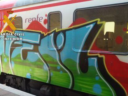 Grafiti en un tren atribuido a los detenidos.