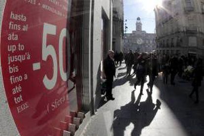 Cartel de un comercio con descuentos en Madrid.