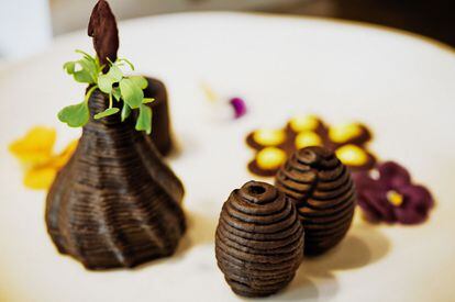 Unas delicias tridimensionales de chocolate con forma de panales de abeja impresas por Foodini.