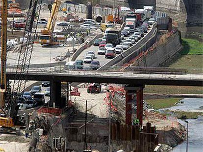 Carriles de la M-30 que circulan junto al río Manzanares.