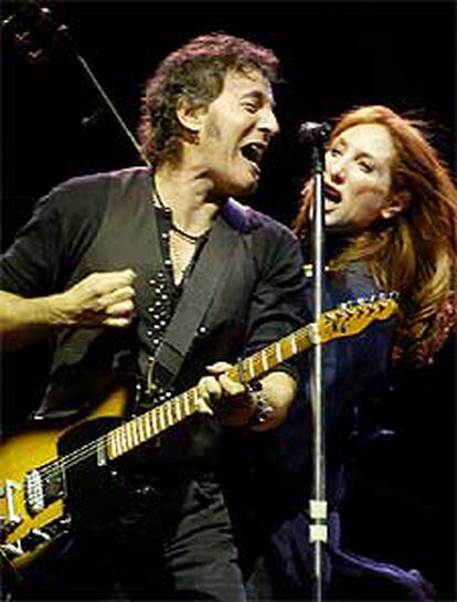Bruce Springsteen y Patti Scialfa, ayer, durante el concierto en Madrid.