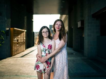 Nataliia Mazur, de 39 años, junto a su hija Diana, refugiadas de la guerra de Ucrania, frente al hotel donde se alojan en el distrito de Barajas, en Madrid.