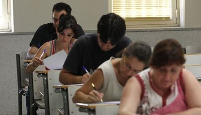 Opositores de educación secundaria en el examen en 2010.