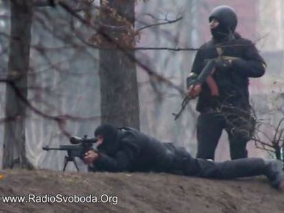 Un polic&iacute;a y un francotirador apuntan a los manifestantes en el centro de Kiev el pasado 20 de febrero. 