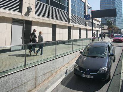 Diversos vehicles fan cua a l'aparcament del centre comercial Diagonal Mar (Barcelona), aquest dissabte.