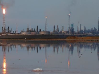 Una vista general de una refinería de Petróleos de Venezuela en Punto Fijo, en 2016.