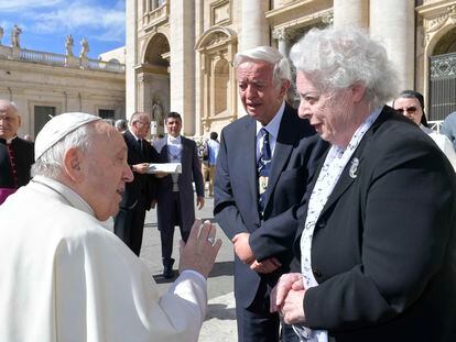 El papa Francisco saluda a dos personas mayores el 27 de abril de 2022 en la plaza de San Pedro.