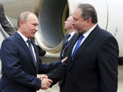 El presidente Putin saluda al ministro Lieberman a su llegada a Tel Aviv.