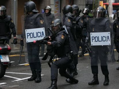 Operació policial l'1 d'octubre a l'escola Ramon Llull de Barcelona.