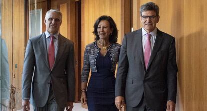 Andrea Orcel, a la izquierda, Ana Botín y José Antonio Álvarez, en una imagen de septiembre de 2018, cuando se anunció el fichaje del italiano.