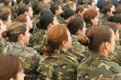 Mujeres militares durante un acto en la base de El Goloso (Madrid).
