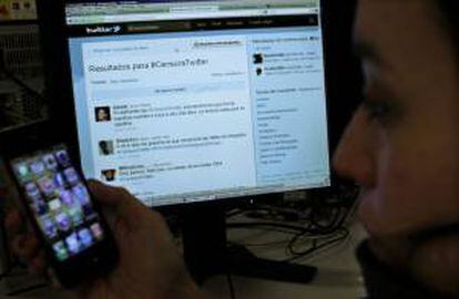 Una joven en la red social Twitter. EFE/Archivo