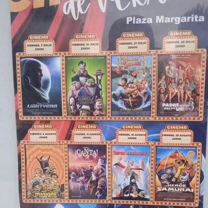 Cartel de la programación del cine de verano con la película 'Lightyear' (primera a la izquierda en la parte superior).