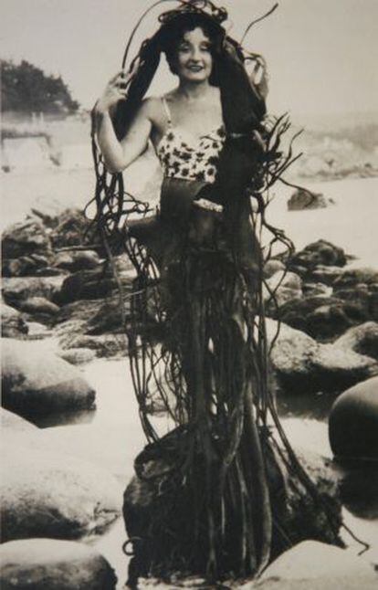 Imaxe de Maruja Mallo nunha praia chilena en 1945. 