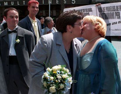 Violan Flores y Montserrat Gutiérrez tras su boda, en la sala de plenos del Ayuntamiento de Badalona (Barcelona), la primera entre dos mujeres en España.