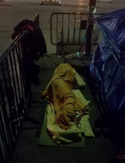 Nicu Vatui duerme al raso, en la madrugada de ayer, en la Acampada contra la Pobreza de Vigo.