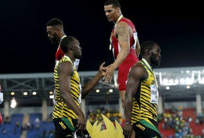 Desde lo alto del podio, Ryan Bailey saluda a Usain Bolt tras el mundial de relevos de Bahamas.