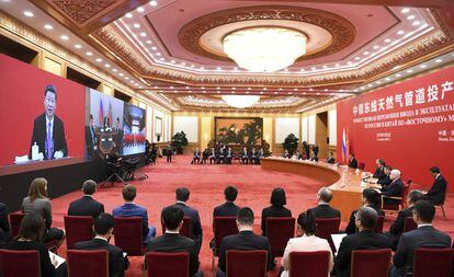 Xi Jinping habla con el presidente ruso, Vladimir Putin, por videoconferencia, desde Pekín, este lunes.