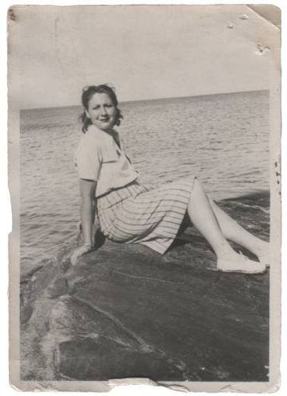 Gloria Fuertes en Ribadesella en 1944.