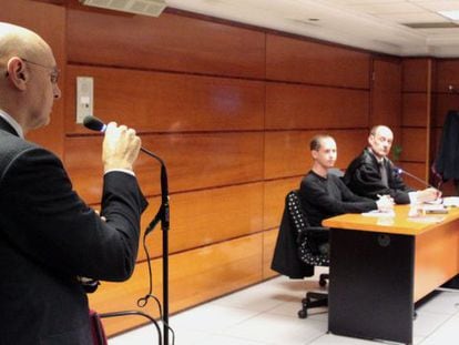Rodolfo Ares, durante el juicio contra el abogado defensor de presos de ETA, Alfonso Zenon, a la derecha.