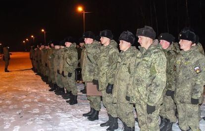 Militares russos, esta quinta-feira após o desembarque na Bielorrússia.