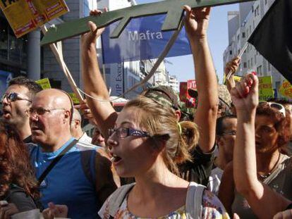 Asistentes a la marcha de protesta contra la austeridad en Lisboa. 