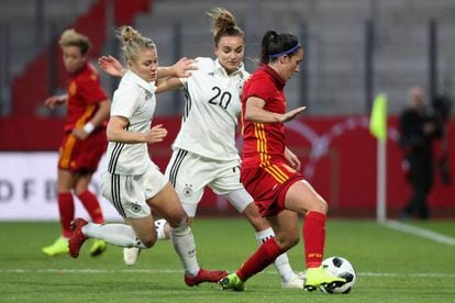 Leonie Maier y Lina Magull intentan quitarle el balón a Silvia Meseguer en el amistoso entre Alemania y España. 