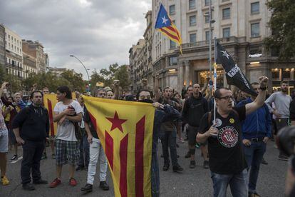 Protesta de grupos de los Comités de Defensa de la República en el centro de Barcelona.