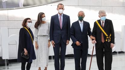 De izquierda a derecha, Carlota Botton, los Reyes, Marcelo Rebelo de Sousa y Mauricio Botton, esta tarde durante la inauguración del Botton-Champalimaud Pancreatic Cancer Centre en Lisboa.