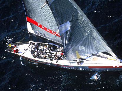 La embarcación Luna Rossa navegando en las aguas de Nueva Zelanda en la edición del año 2000 de la Copa América.