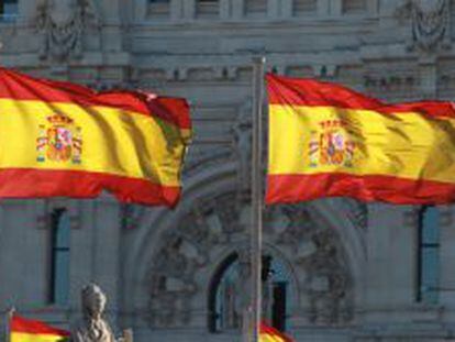 Banderas espa&ntilde;olas en la Plaza de Cibeles de Madrid. 