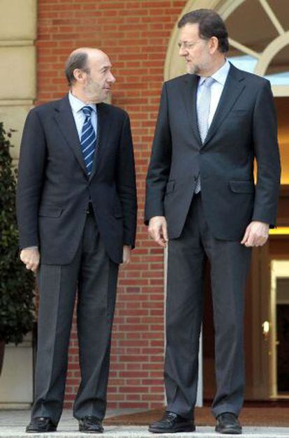 Rajoy y Rubalcaba posan en la puerta de La Moncloa el 15 de febrero 2012.