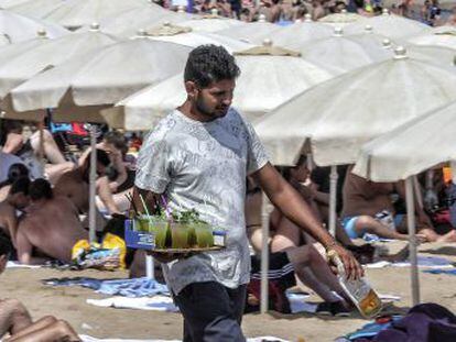Un laboratorio analiza para EL PAÍS cuatro productos que ofrecen de forma ilegal los vendedores ambulantes en las playas de Barcelona