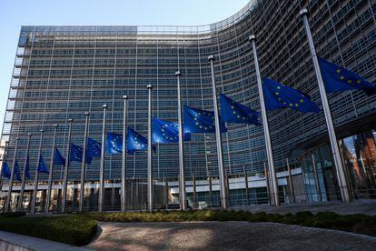 Las banderas de la sede de la Comisión Europea en Bruselas, a media hasta este miércoles como tributo a las 36 víctimas mortales de un accidente de tren en Grecia.