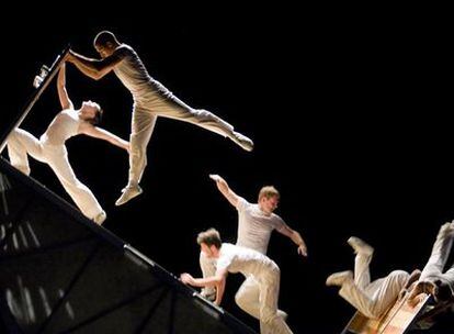 Los integrantes de Diavolo Dance Theatre actúan sobre una estructura en movimiento.