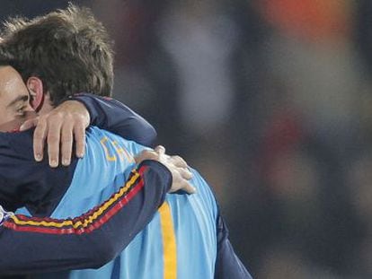 Iker y Xavi se abrazan en el Mundial de Sud&aacute;frica.