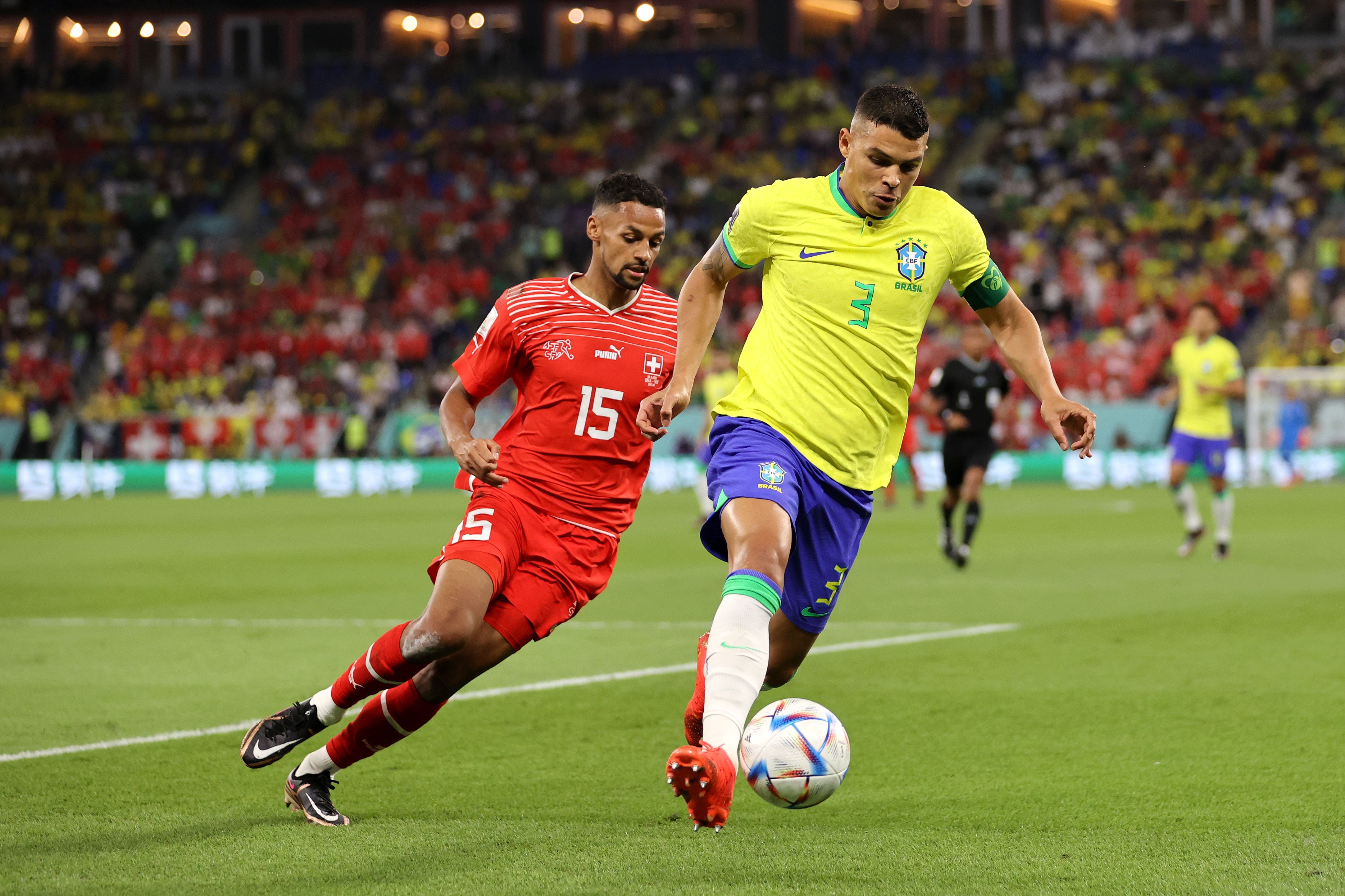 Thiago Silva controla el balón ante Sow.