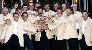 Los europeos, con el capitán, Sam Torrance, en el centro, celebran el triunfo europeo.Tiger Woods, desolado.