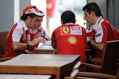 Alonso, durante una reunión con varios ingenieros de Ferrari en el circuito de Yas Marina.