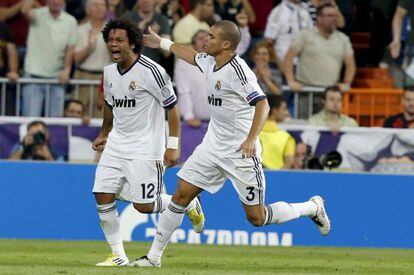 Marcelo  y Pepe celebran el primer gol del equipo madridista