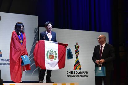 Jorge Cori, el viernes, nada más recibir la medalla de oro individual, junto a la china Wenjun Ju, campeona del mundo y oro femenino