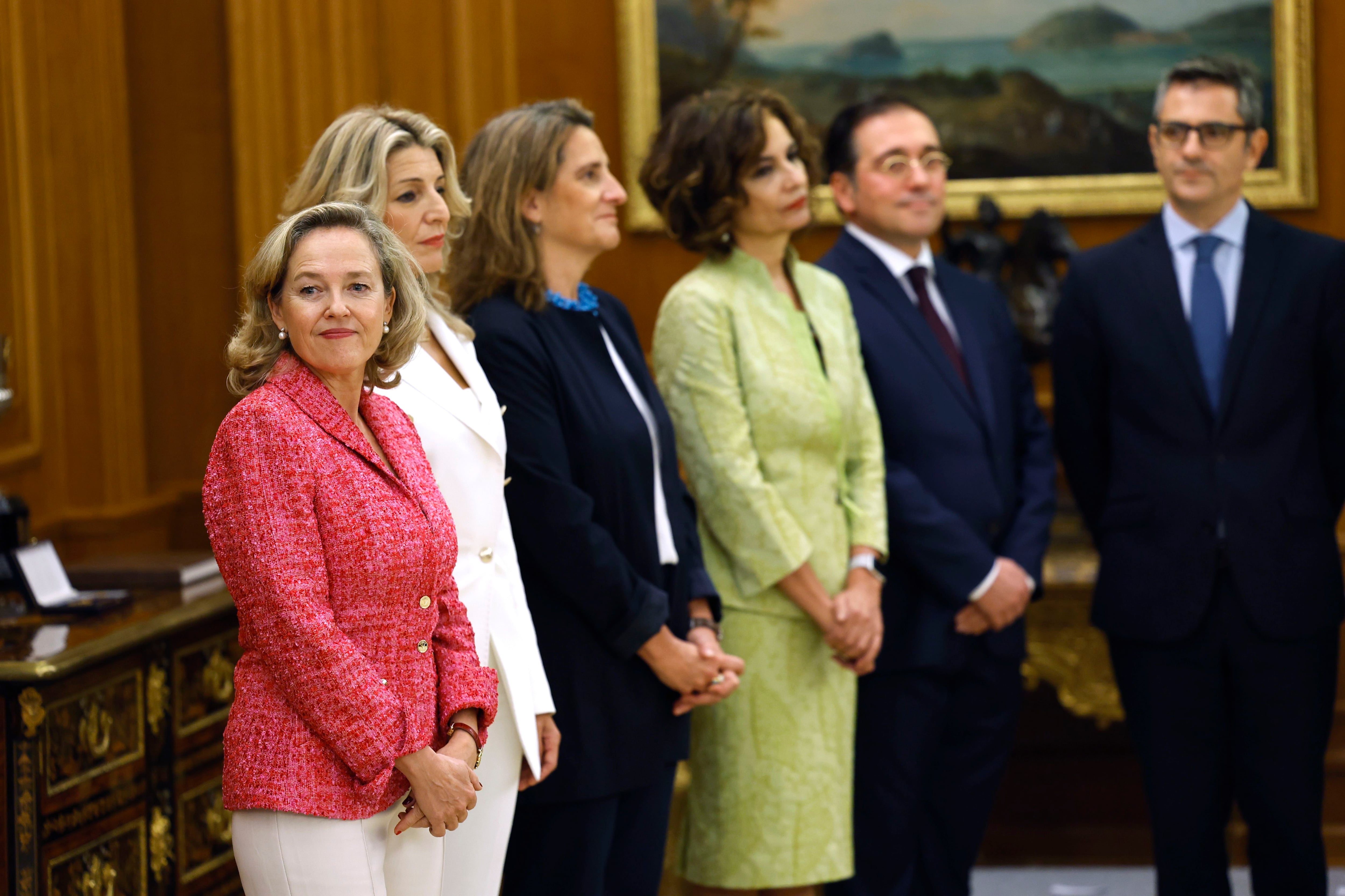 La vicepresidenta primera y ministra de Economía, Comercio y Empresa, Nadia Calviño; la vicepresidenta segunda y ministra de Trabajo y Economía Social, Yolanda Díaz; la vicepresidenta tercera y ministra de Transición Ecológica y Reto Democrático, Teresa Ribera; la vicepresidenta cuarta y ministra Hacienda y Función Pública, María Jesús Montero; el ministro de Asuntos Exteriores, José Manuel Albares, y el ministro de Presidencia, Relaciones con las Cortes y Justicia, Félix Bolaños, durante la ceremonia en la que han prometido sus cargos ante el rey Felipe VI este martes en el Palacio de la Zarzuela. EFE/ Chema Moya POOL