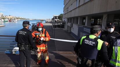 Policía y bomberos se han desplazado al puerto de Gandia para atajar una fuga de amoniaco ocurrida este lunes en una fábrica de hielo.