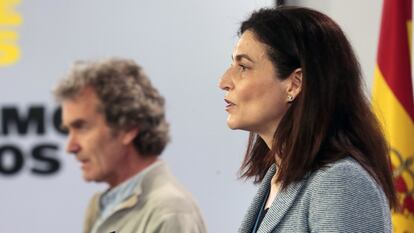 Fernando Simón (i) y la directora del Instituto de Salud Carlos III, Raquel Yotti (d), en rueda de prensa tras la reunión del Comité Técnico de Gestión del Coronavirus el pasado 27 de abril.