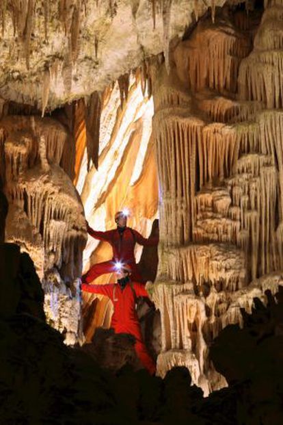 Dos geólogos exploran la cueva de Postoina, en Eslovenia.