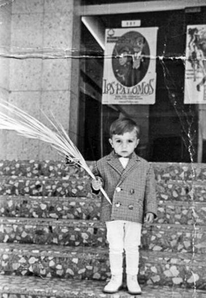 El escritor Manuel Vilas, con dos años, en Barbastro en 1964.